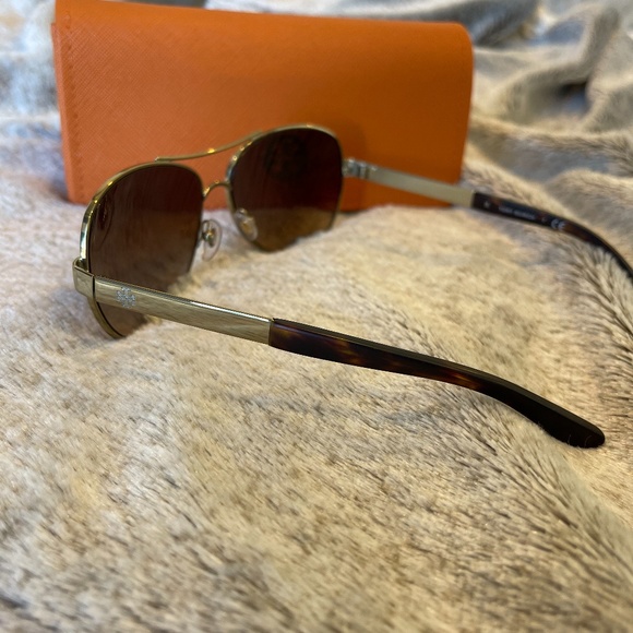 Tory Burch polarized sunglasses - Picture 3 of 3